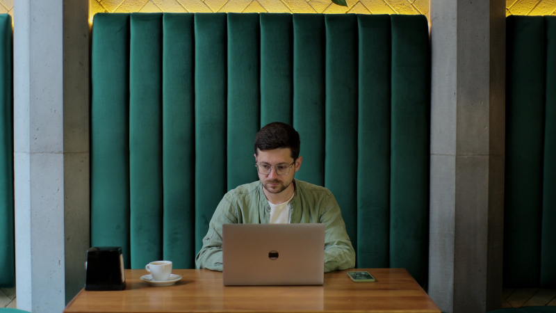 Jeune apprenant qui fait une formation financée France Travail